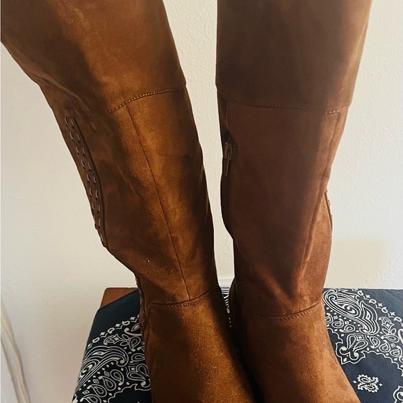 Tan high boots size 8 1/2
Black mid boots size 8 - Picture 2 of 8